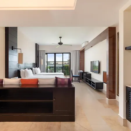 Отель Ramada Plaza By Wyndham Sanya Bay Экстерьер фото